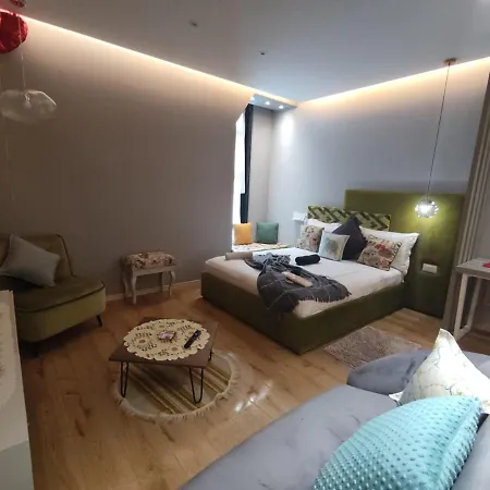 Square 21 Тирана