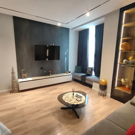 Square 21 * Тирана