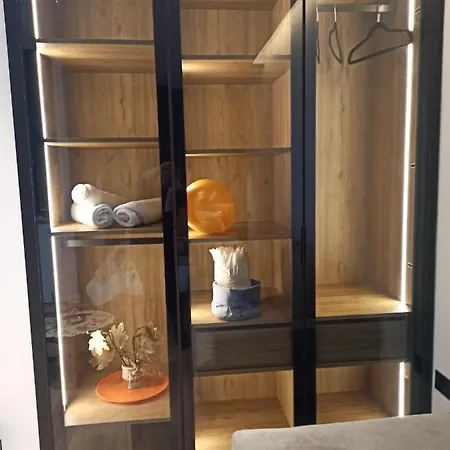 Square 21 * Тирана